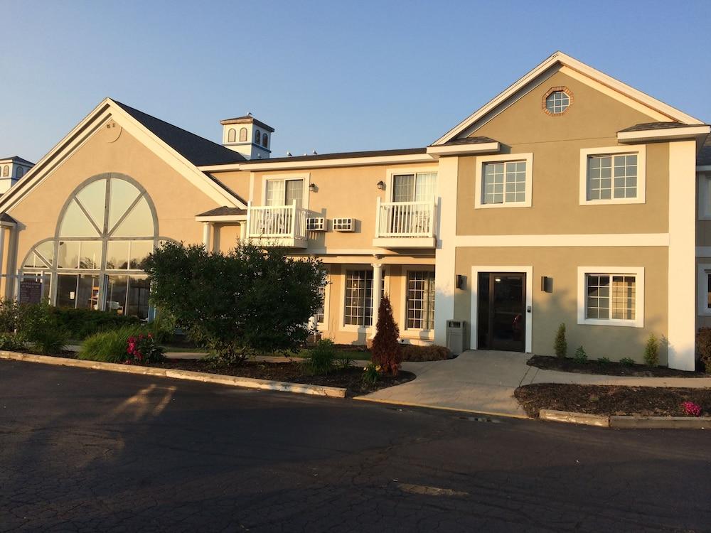 Baymont By Wyndham St. Ignace Lakefront Eksteriør billede