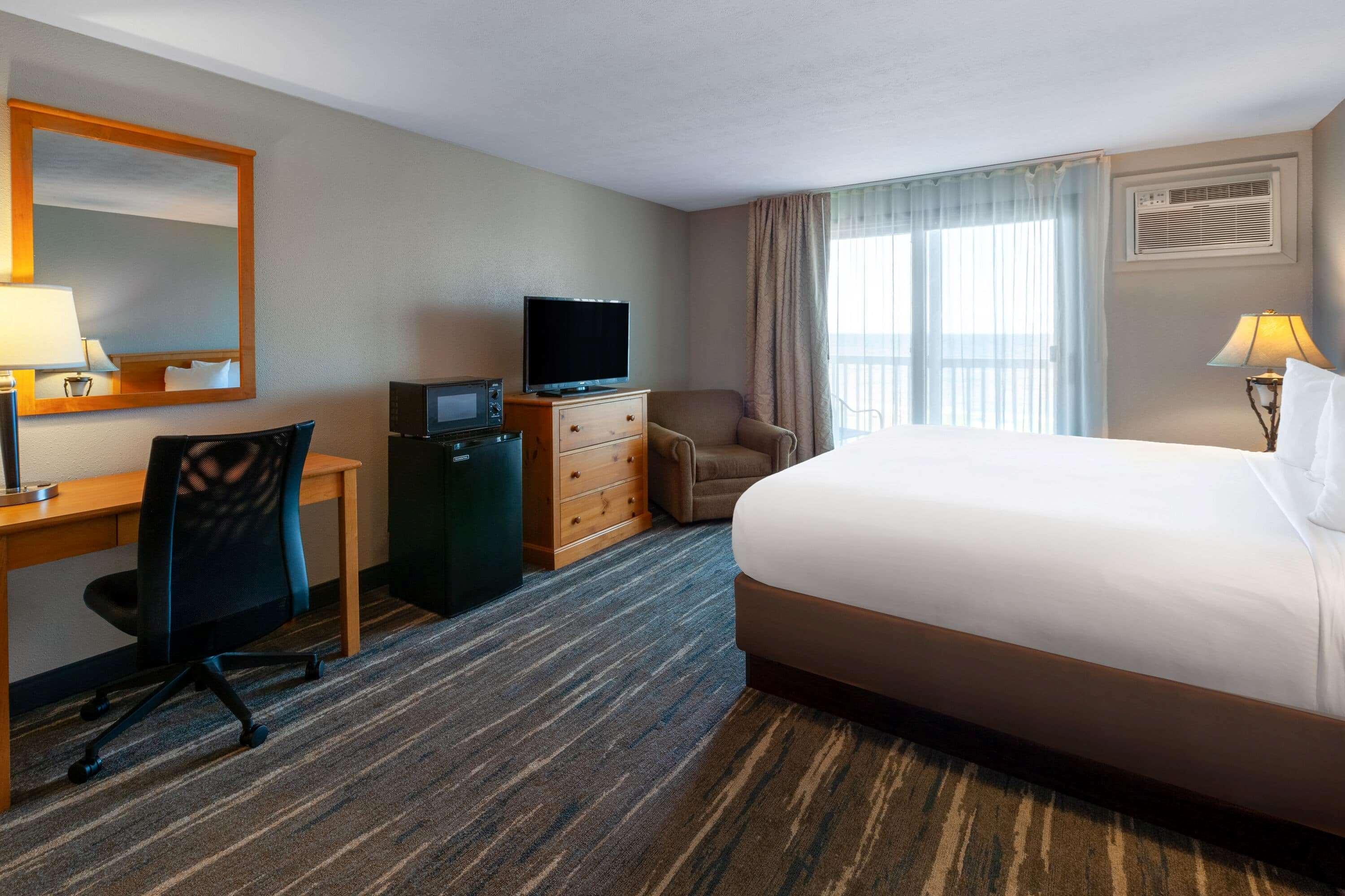 Baymont By Wyndham St. Ignace Lakefront Eksteriør billede