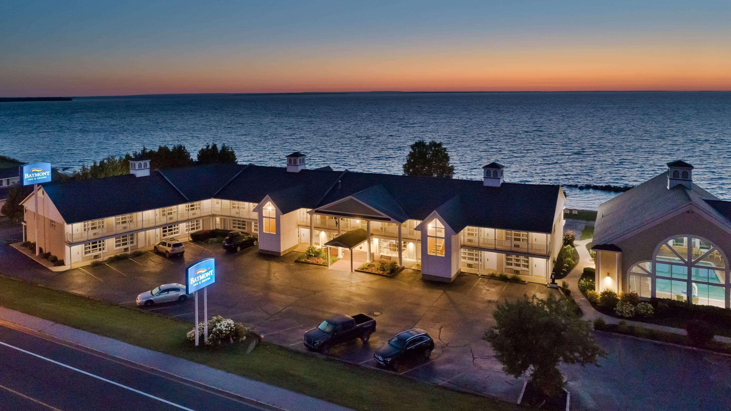 Baymont By Wyndham St. Ignace Lakefront Eksteriør billede