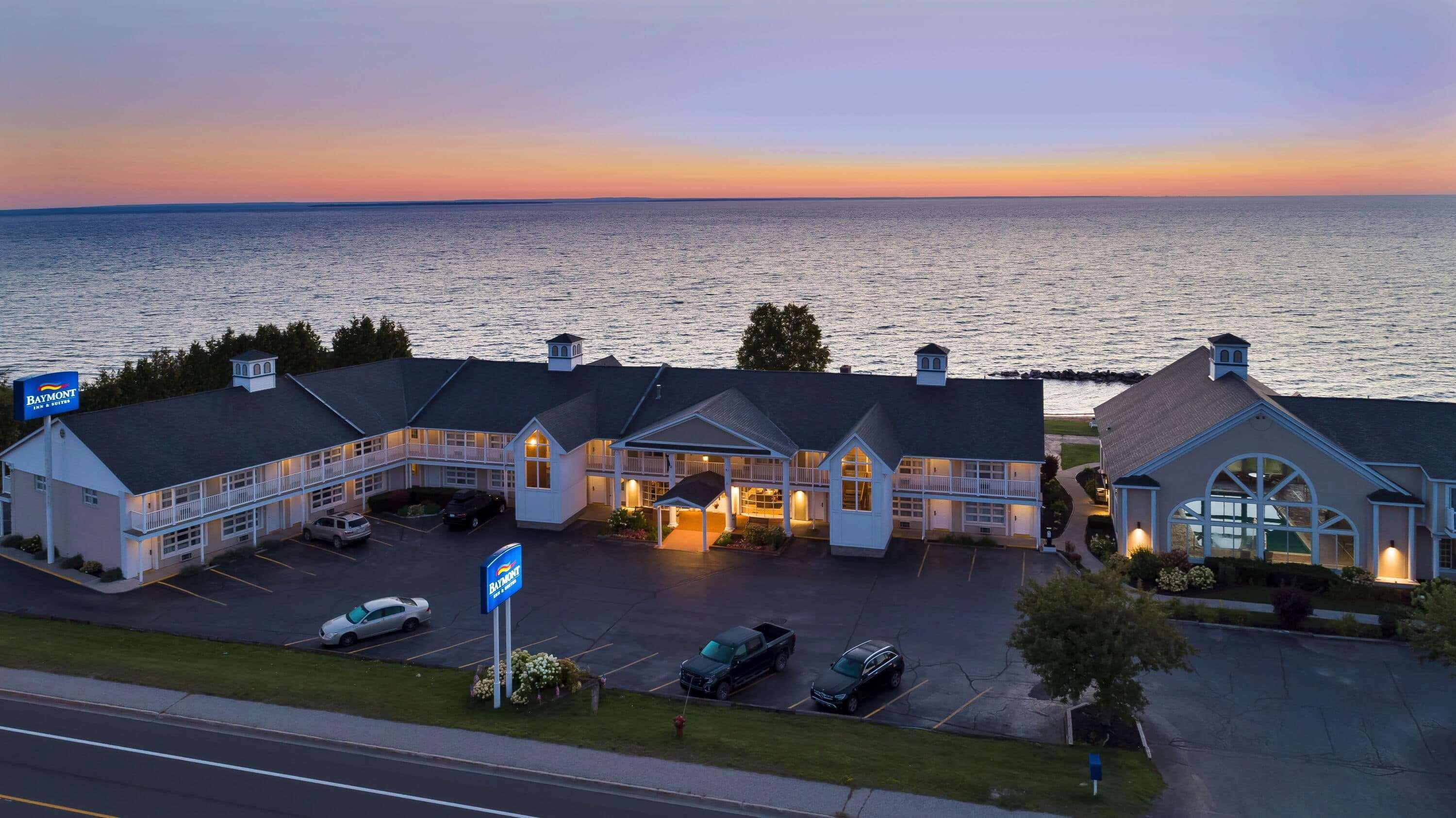 Baymont By Wyndham St. Ignace Lakefront Eksteriør billede