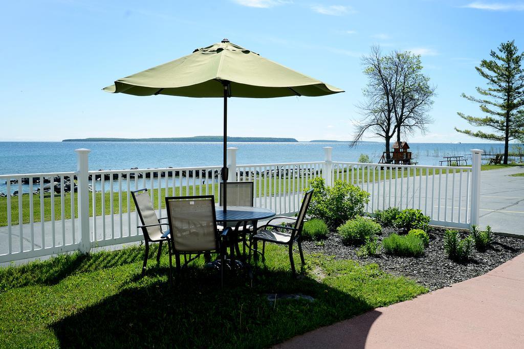 Baymont By Wyndham St. Ignace Lakefront Eksteriør billede