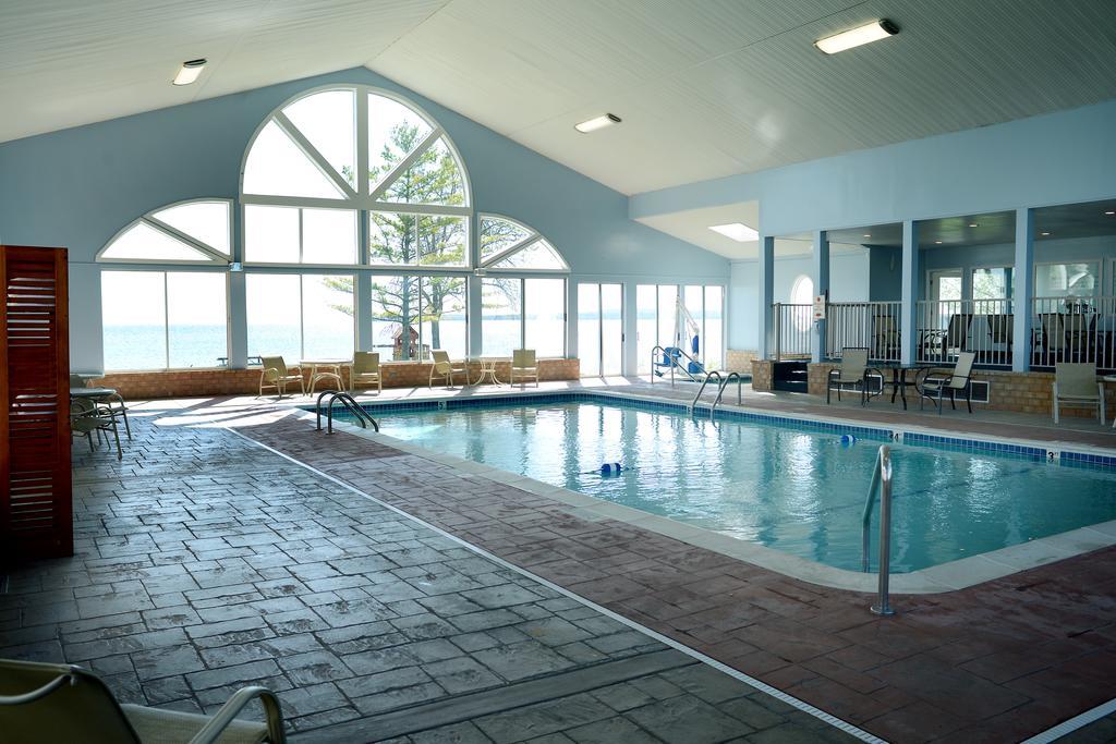 Baymont By Wyndham St. Ignace Lakefront Eksteriør billede