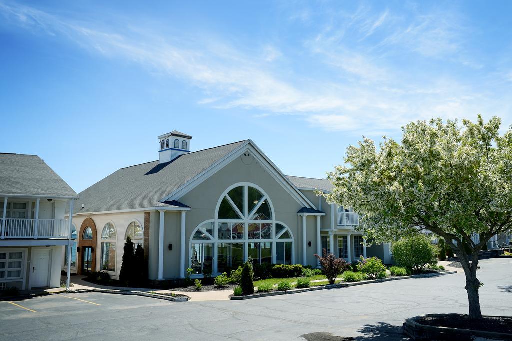 Baymont By Wyndham St. Ignace Lakefront Eksteriør billede