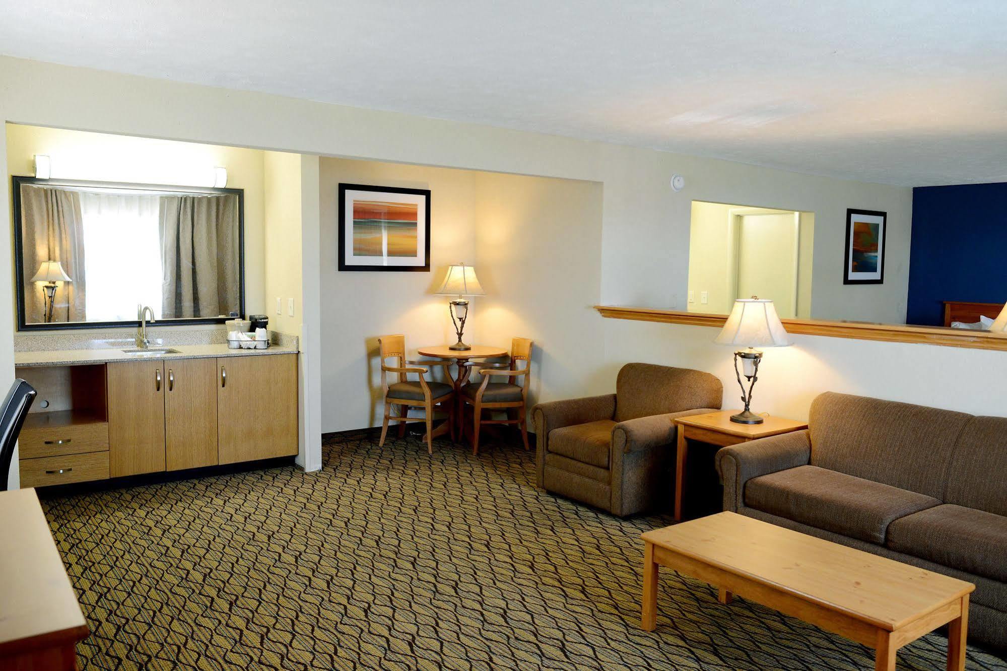 Baymont By Wyndham St. Ignace Lakefront Eksteriør billede