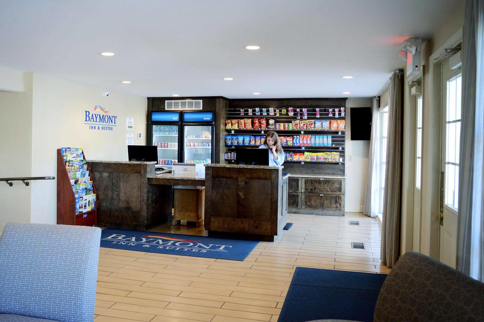 Baymont By Wyndham St. Ignace Lakefront Eksteriør billede