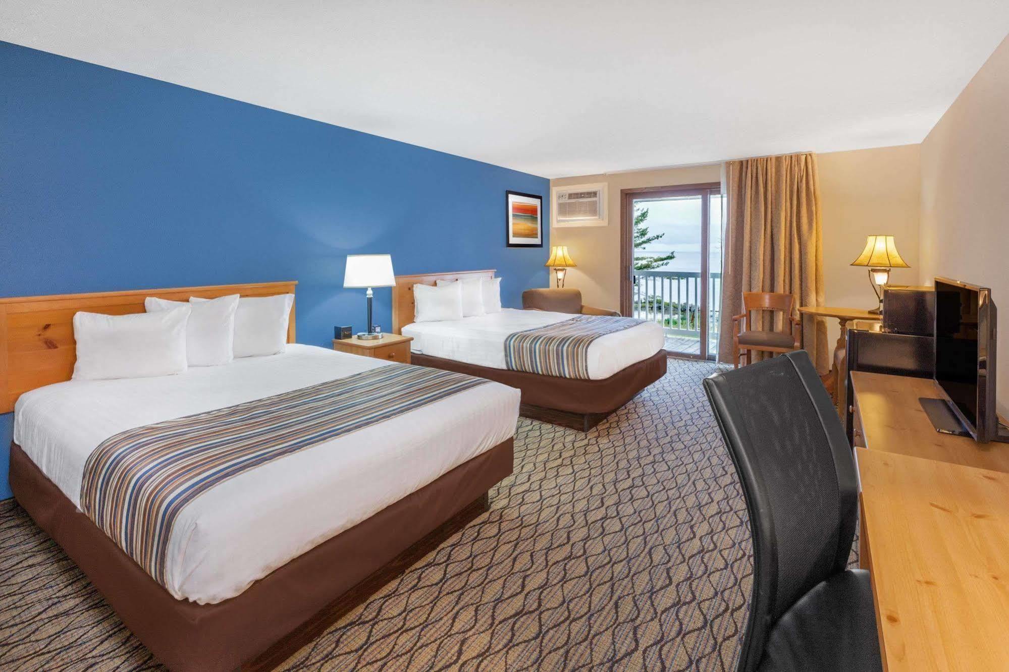 Baymont By Wyndham St. Ignace Lakefront Eksteriør billede