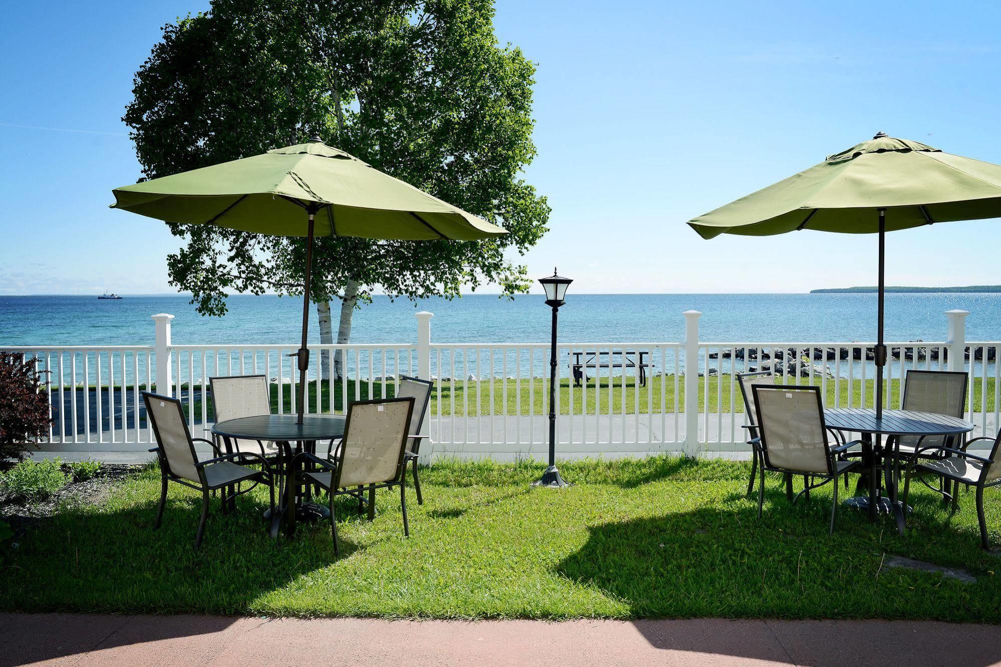 Baymont By Wyndham St. Ignace Lakefront Eksteriør billede